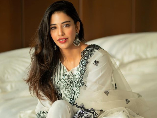 Daksha Nagarkar Looking Utterly Gorgeous